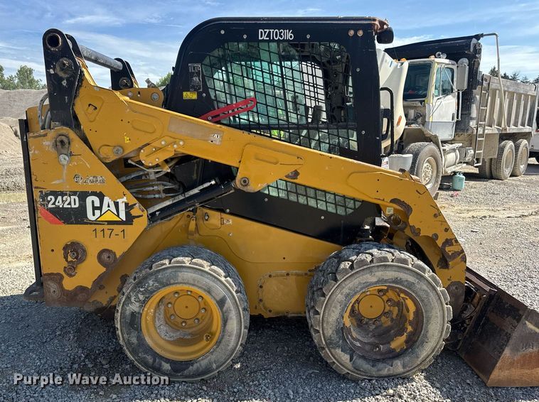 image for item EN4621 2016 Caterpillar 242D skid steer loader