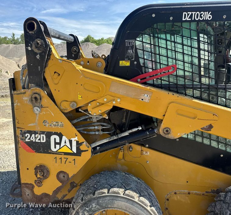 image for item EN4621 2016 Caterpillar 242D skid steer loader