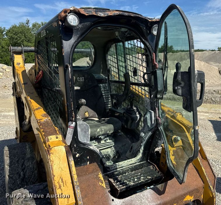 image for item EN4621 2016 Caterpillar 242D skid steer loader