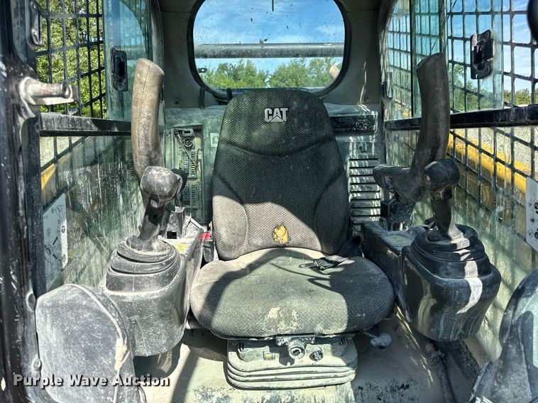 image for item EN4621 2016 Caterpillar 242D skid steer loader