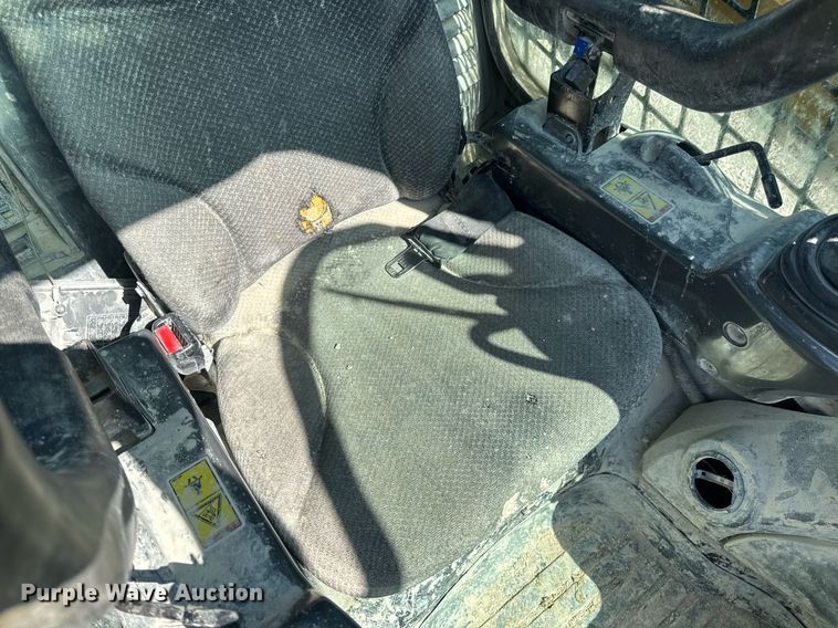 image for item EN4621 2016 Caterpillar 242D skid steer loader