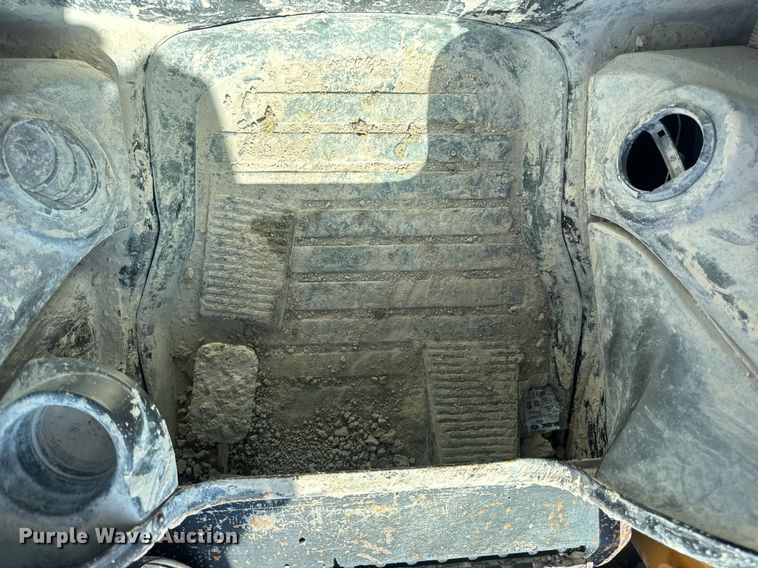 image for item EN4621 2016 Caterpillar 242D skid steer loader