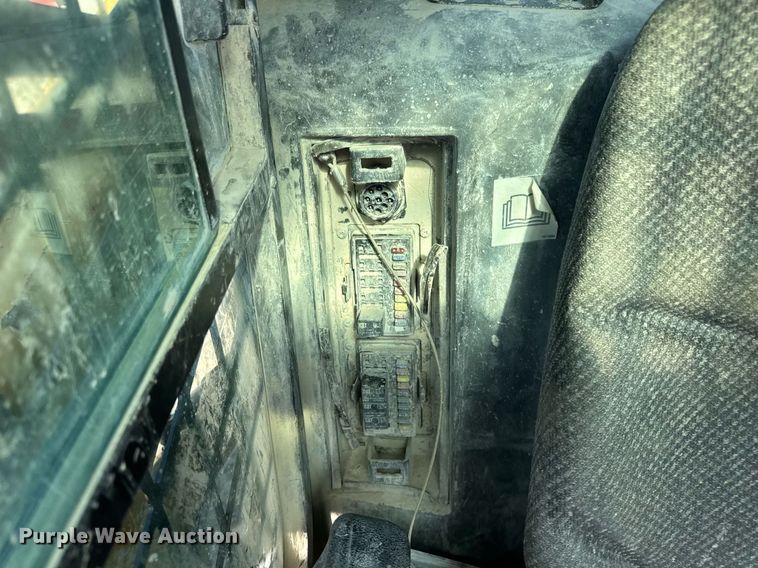 image for item EN4621 2016 Caterpillar 242D skid steer loader