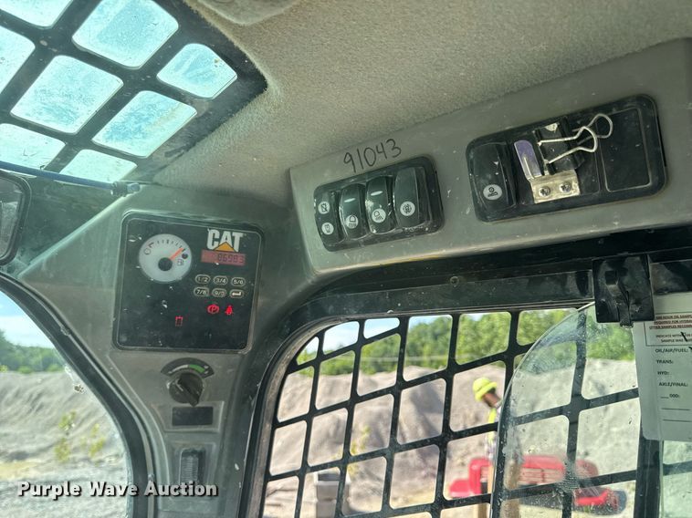 image for item EN4621 2016 Caterpillar 242D skid steer loader