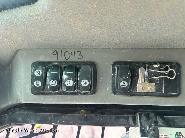 image for item EN4621 2016 Caterpillar 242D skid steer loader