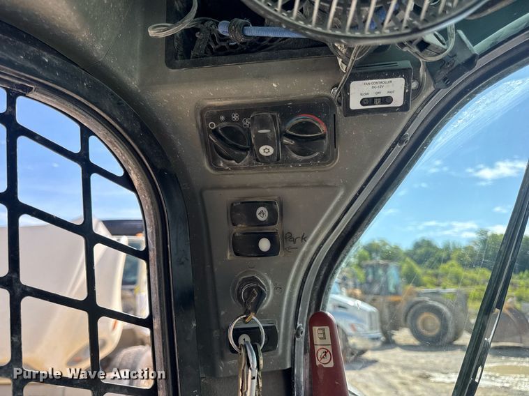 image for item EN4621 2016 Caterpillar 242D skid steer loader