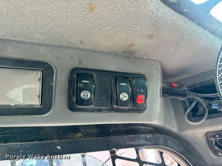 image for item EN4621 2016 Caterpillar 242D skid steer loader