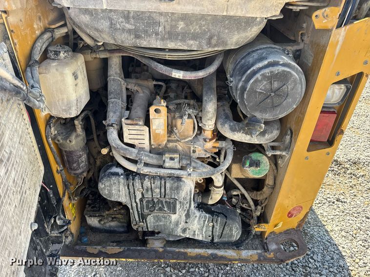 image for item EN4621 2016 Caterpillar 242D skid steer loader