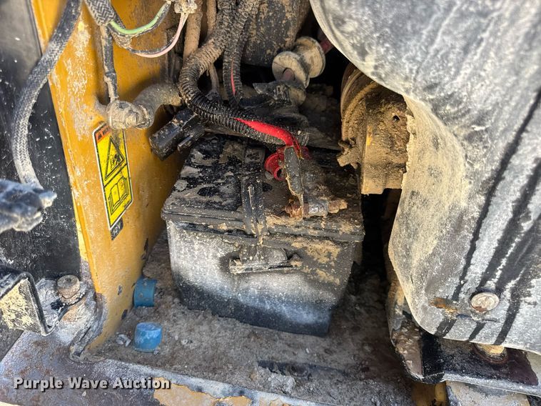 image for item EN4621 2016 Caterpillar 242D skid steer loader