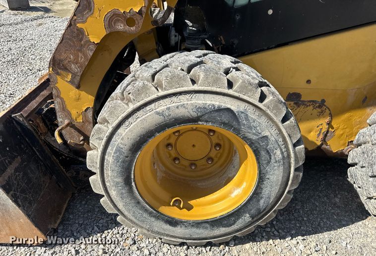 image for item EN4621 2016 Caterpillar 242D skid steer loader