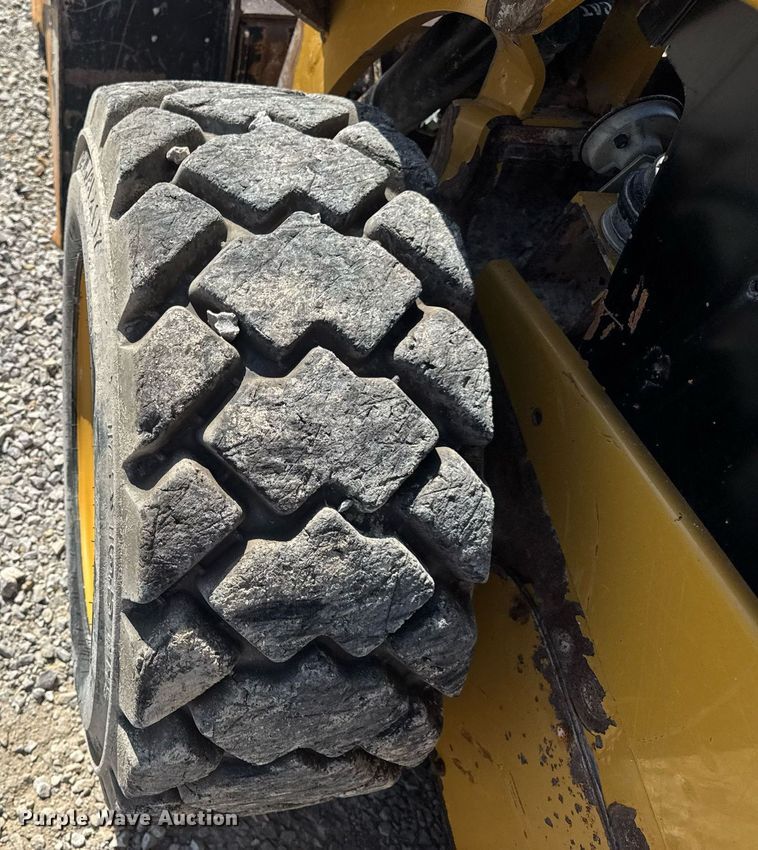 image for item EN4621 2016 Caterpillar 242D skid steer loader