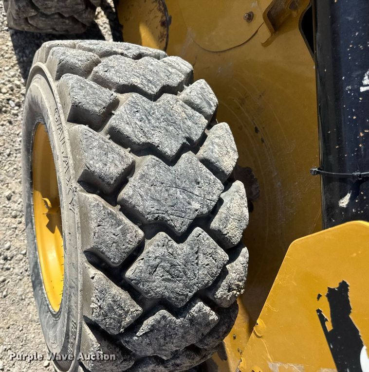 image for item EN4621 2016 Caterpillar 242D skid steer loader