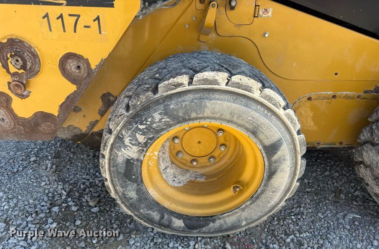 image for item EN4621 2016 Caterpillar 242D skid steer loader