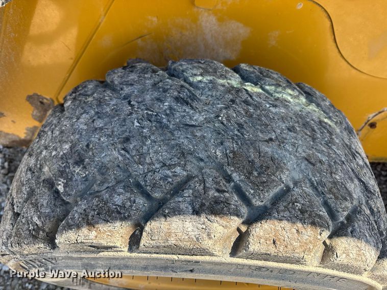 image for item EN4621 2016 Caterpillar 242D skid steer loader