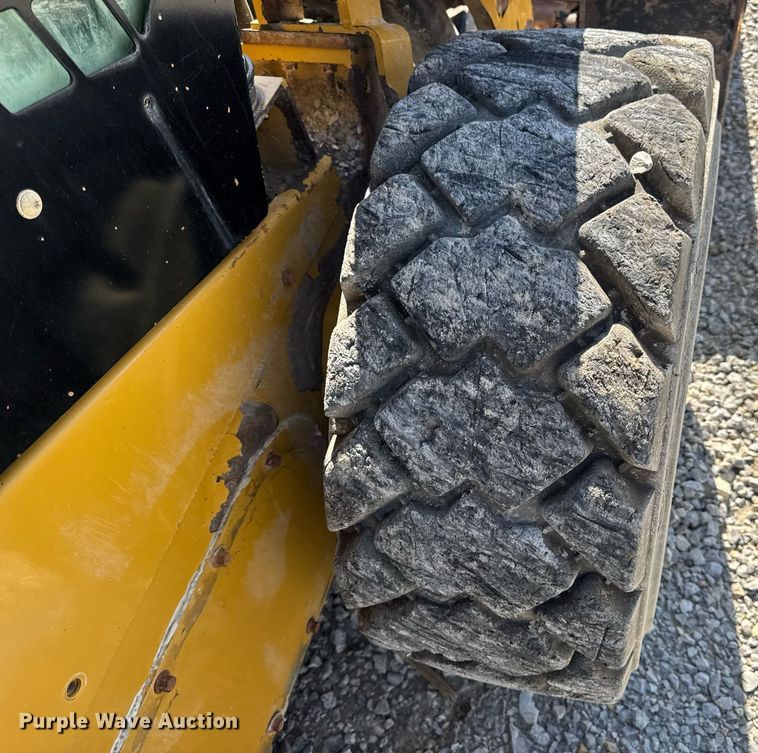 image for item EN4621 2016 Caterpillar 242D skid steer loader