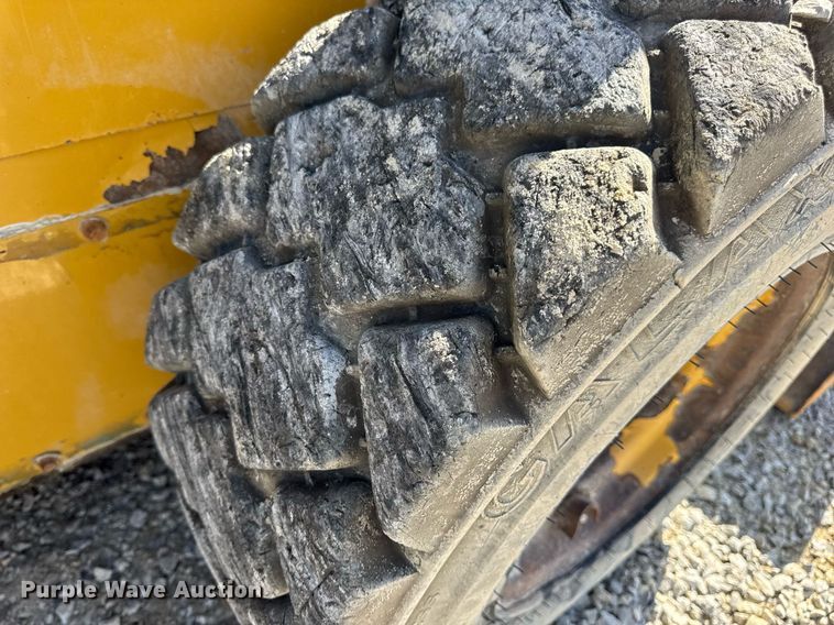 image for item EN4621 2016 Caterpillar 242D skid steer loader