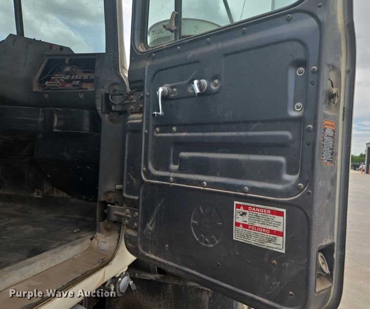 image for item EN8198 1998 Mack RD690S ready mix truck