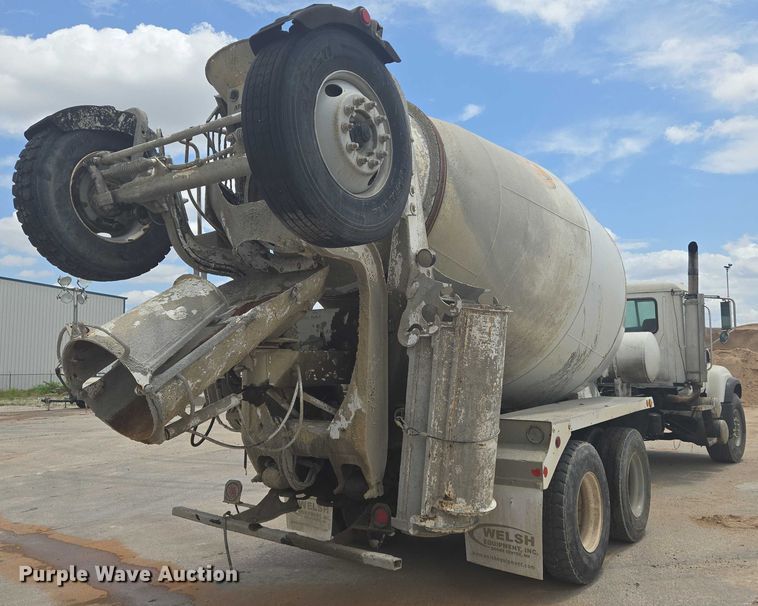 image for item EN8199 2005 Mack CV513 ready mix truck