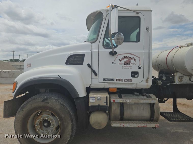 image for item EN8199 2005 Mack CV513 ready mix truck