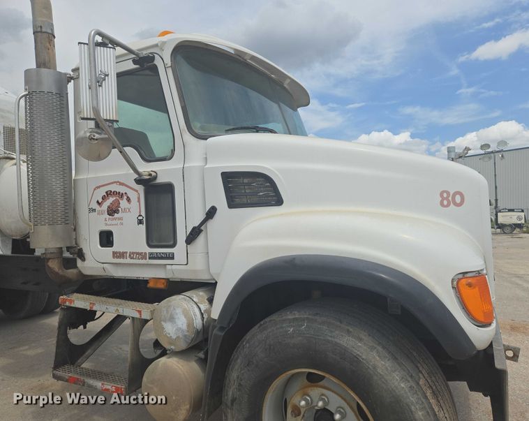 image for item EN8199 2005 Mack CV513 ready mix truck