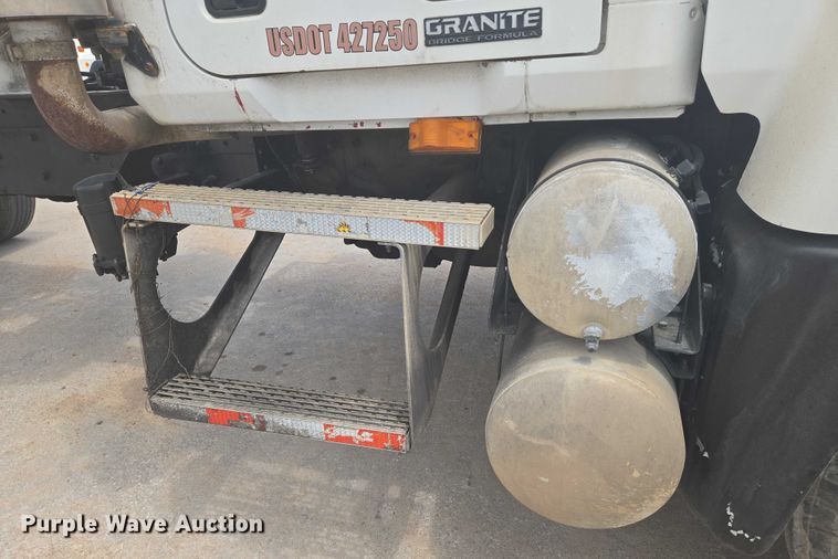 image for item EN8199 2005 Mack CV513 ready mix truck