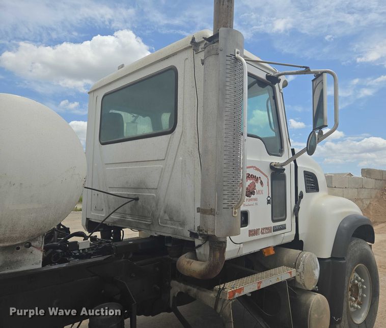 image for item EN8199 2005 Mack CV513 ready mix truck