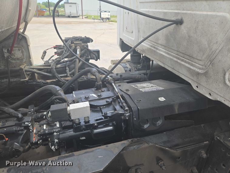 image for item EN8199 2005 Mack CV513 ready mix truck