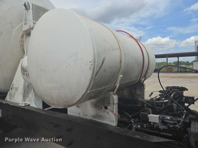 image for item EN8199 2005 Mack CV513 ready mix truck