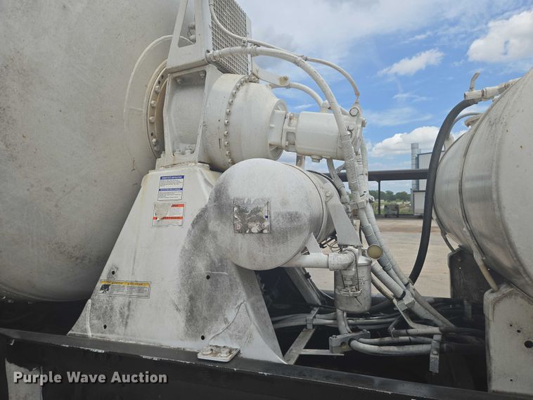 image for item EN8199 2005 Mack CV513 ready mix truck