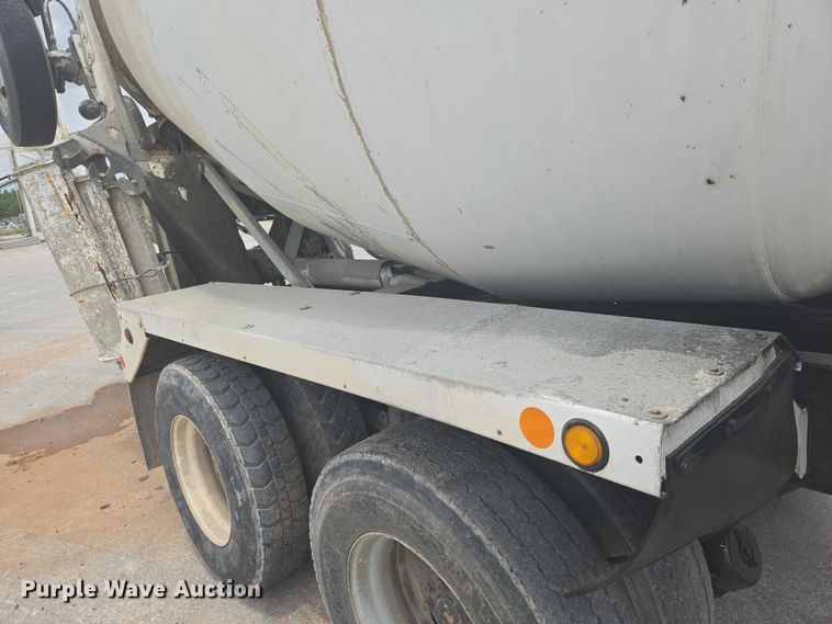 image for item EN8199 2005 Mack CV513 ready mix truck