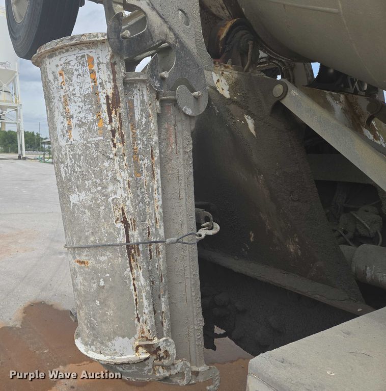 image for item EN8199 2005 Mack CV513 ready mix truck