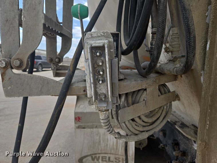 image for item EN8199 2005 Mack CV513 ready mix truck