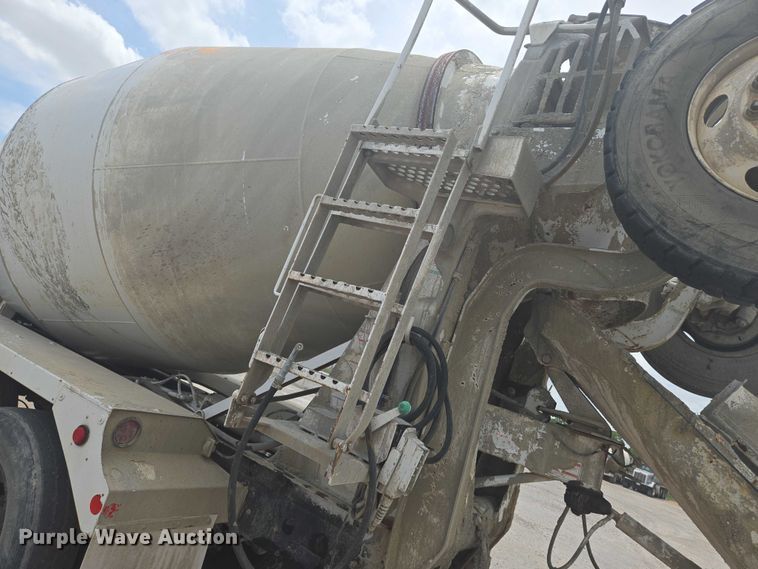 image for item EN8199 2005 Mack CV513 ready mix truck