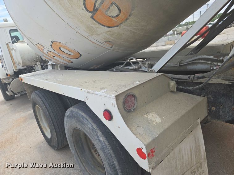 image for item EN8199 2005 Mack CV513 ready mix truck