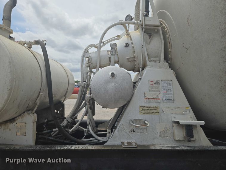 image for item EN8199 2005 Mack CV513 ready mix truck