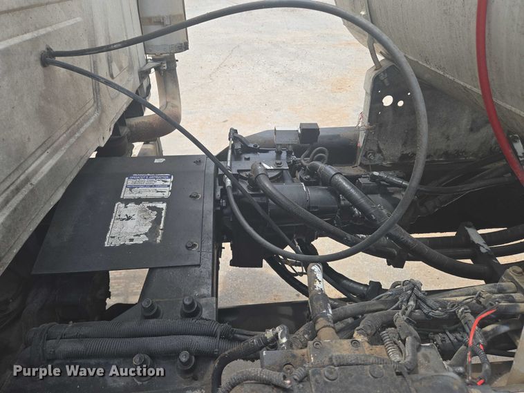 image for item EN8199 2005 Mack CV513 ready mix truck