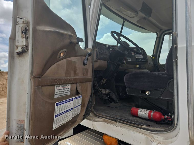 image for item EN8199 2005 Mack CV513 ready mix truck