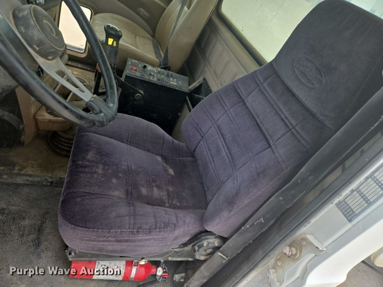 image for item EN8199 2005 Mack CV513 ready mix truck