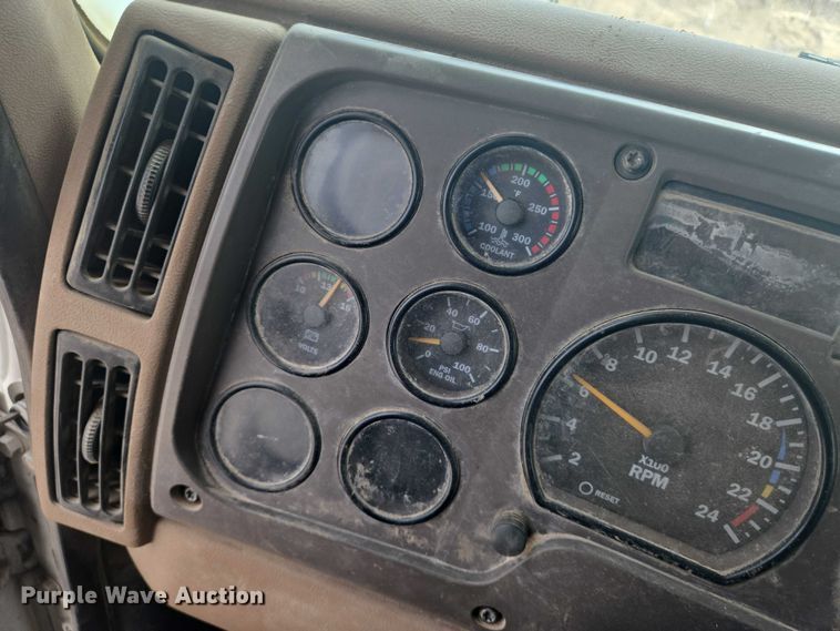 image for item EN8199 2005 Mack CV513 ready mix truck