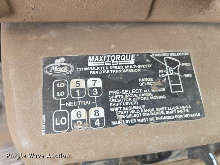 image for item EN8199 2005 Mack CV513 ready mix truck