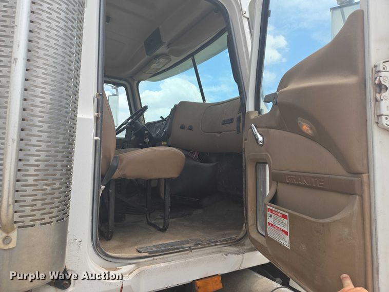 image for item EN8199 2005 Mack CV513 ready mix truck