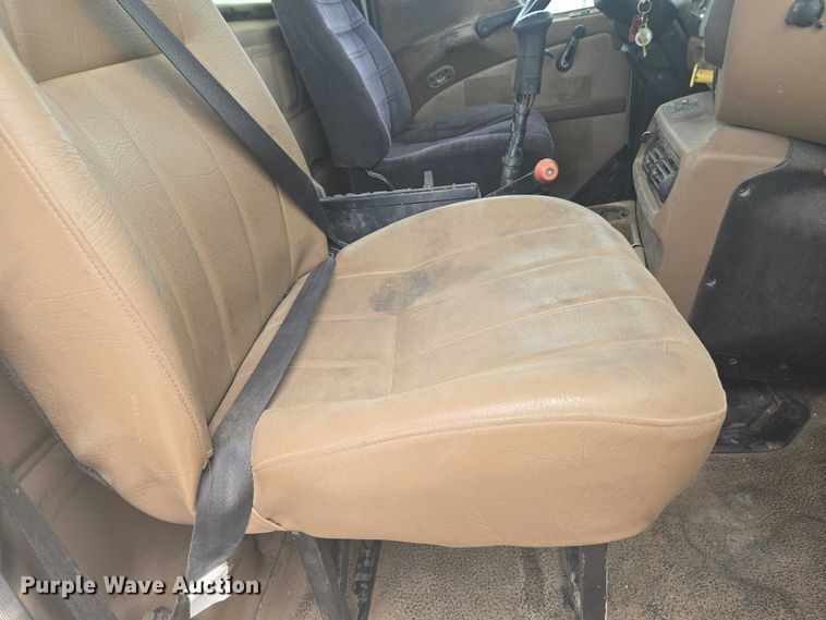 image for item EN8199 2005 Mack CV513 ready mix truck