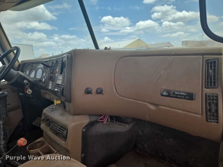 image for item EN8199 2005 Mack CV513 ready mix truck