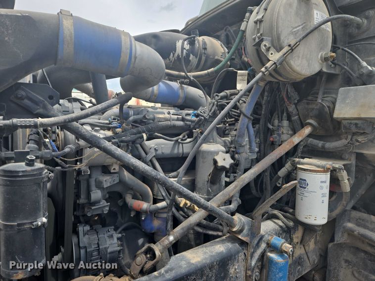 image for item EN8199 2005 Mack CV513 ready mix truck