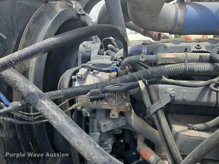 image for item EN8199 2005 Mack CV513 ready mix truck