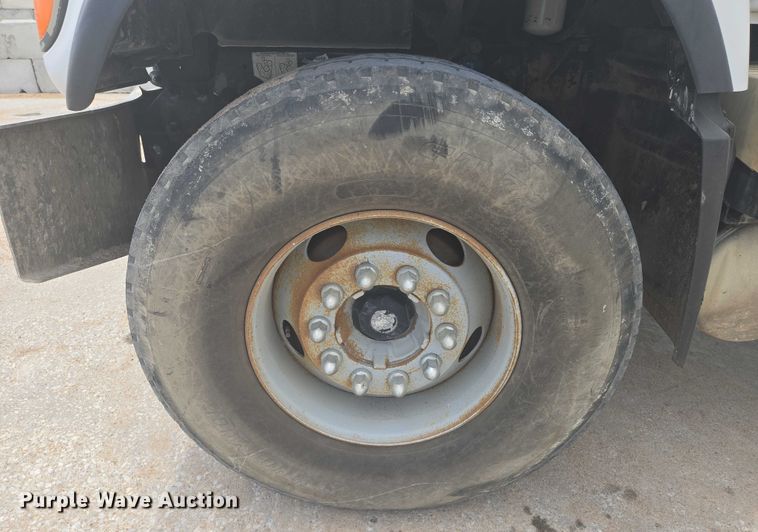 image for item EN8199 2005 Mack CV513 ready mix truck