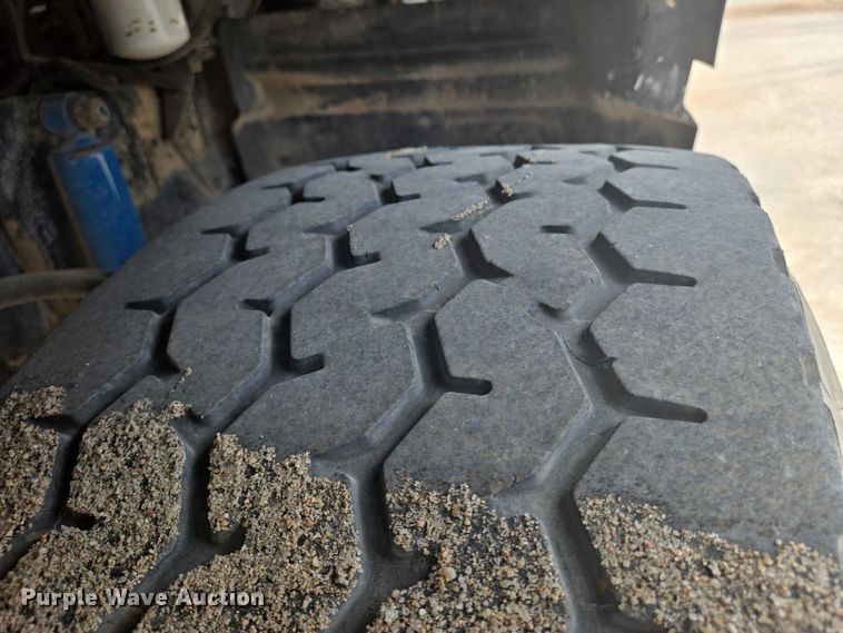 image for item EN8199 2005 Mack CV513 ready mix truck