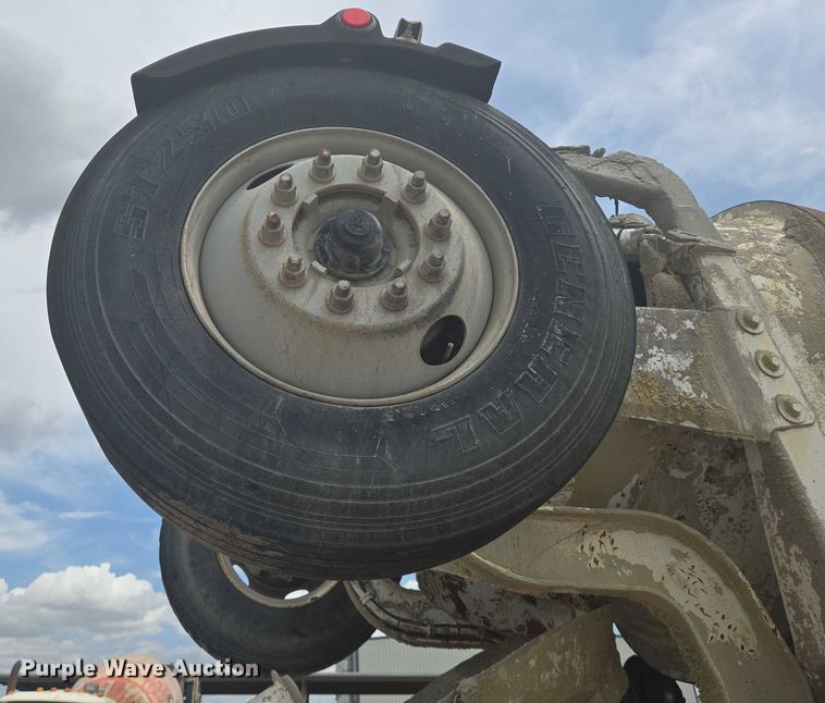 image for item EN8199 2005 Mack CV513 ready mix truck