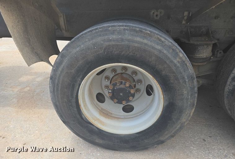 image for item EN8199 2005 Mack CV513 ready mix truck