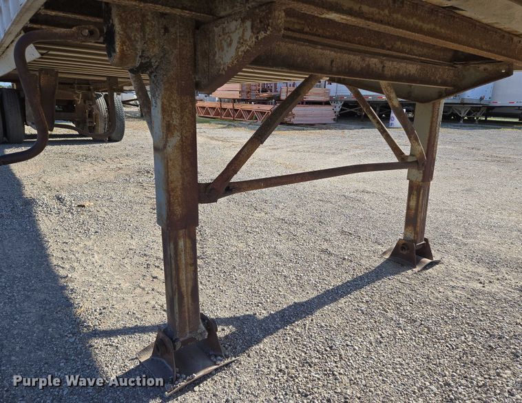 image for item EN8227 1972 Fruehauf dry van trailer